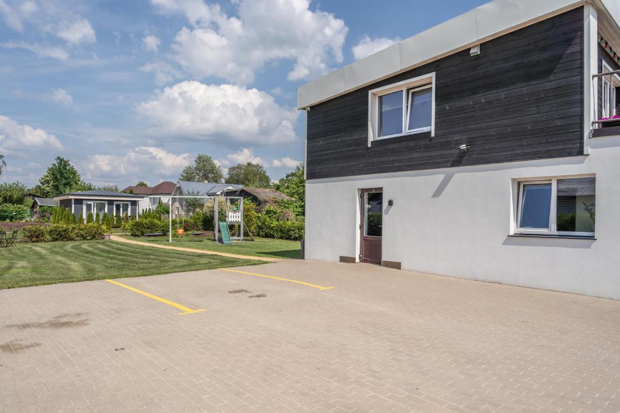 Family Garden Apartments With Free Private Parking & Playground Рига Екстер'єр фото