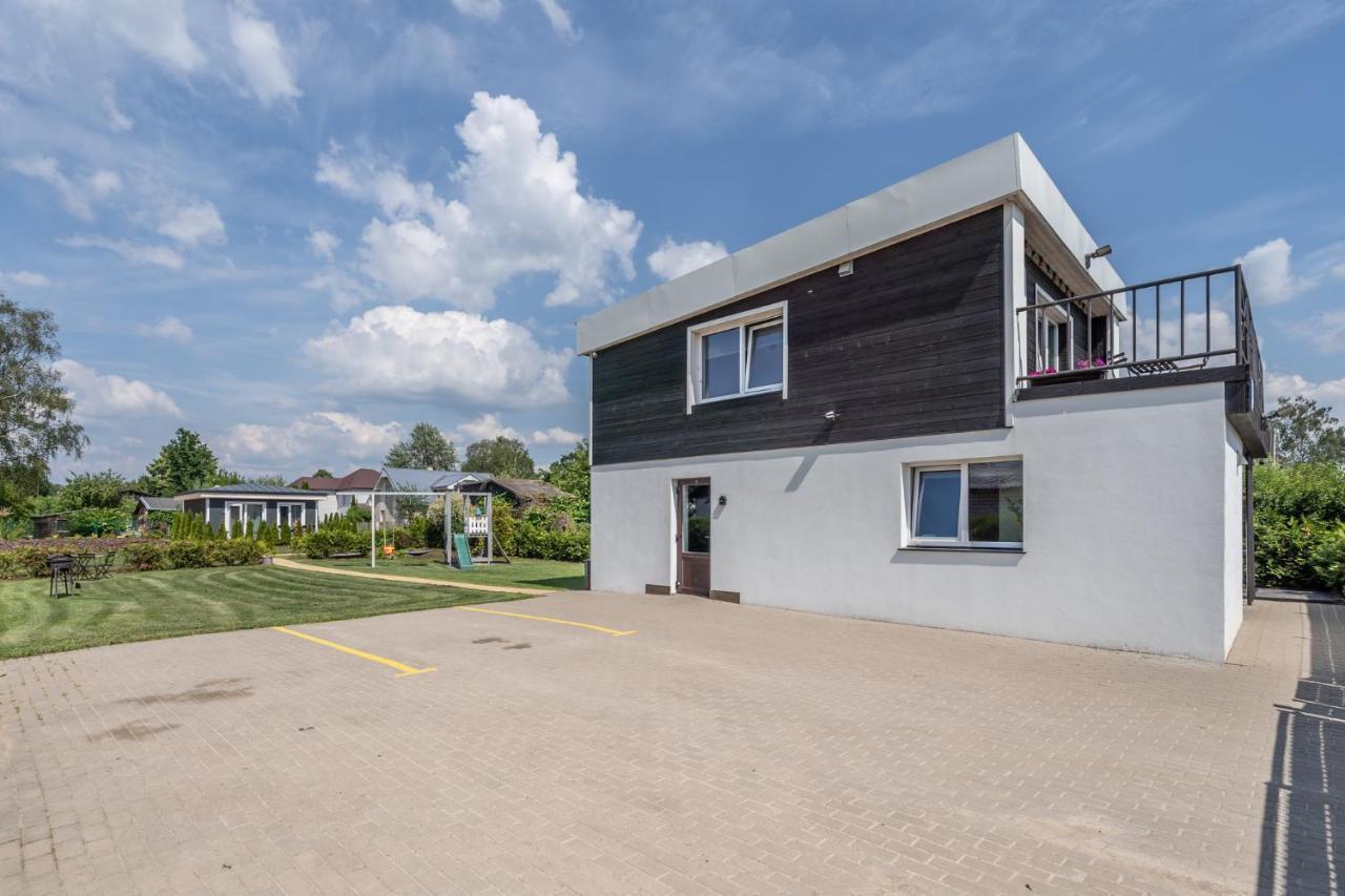 Family Garden Apartments With Free Private Parking & Playground Рига Екстер'єр фото