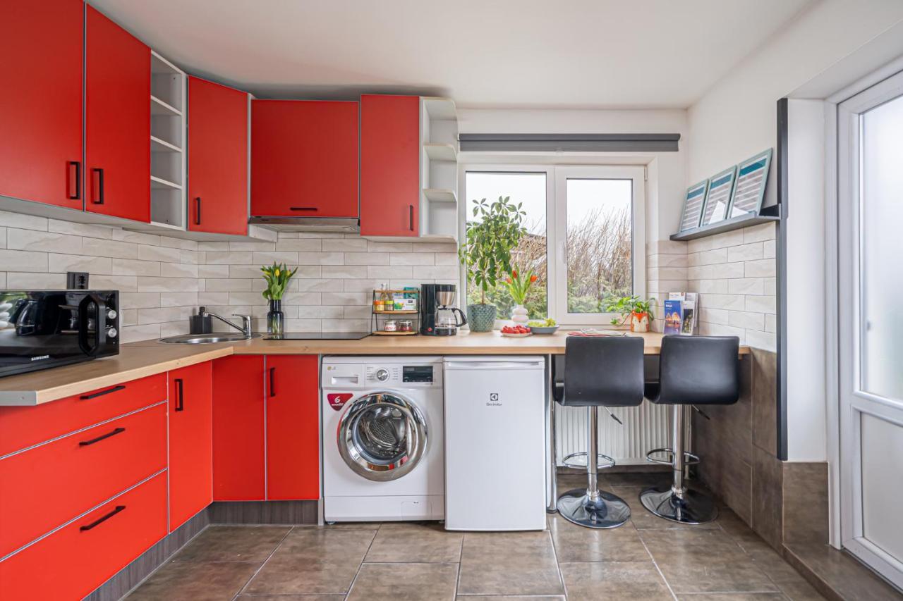 Family Garden Apartments With Free Private Parking & Playground Рига Екстер'єр фото