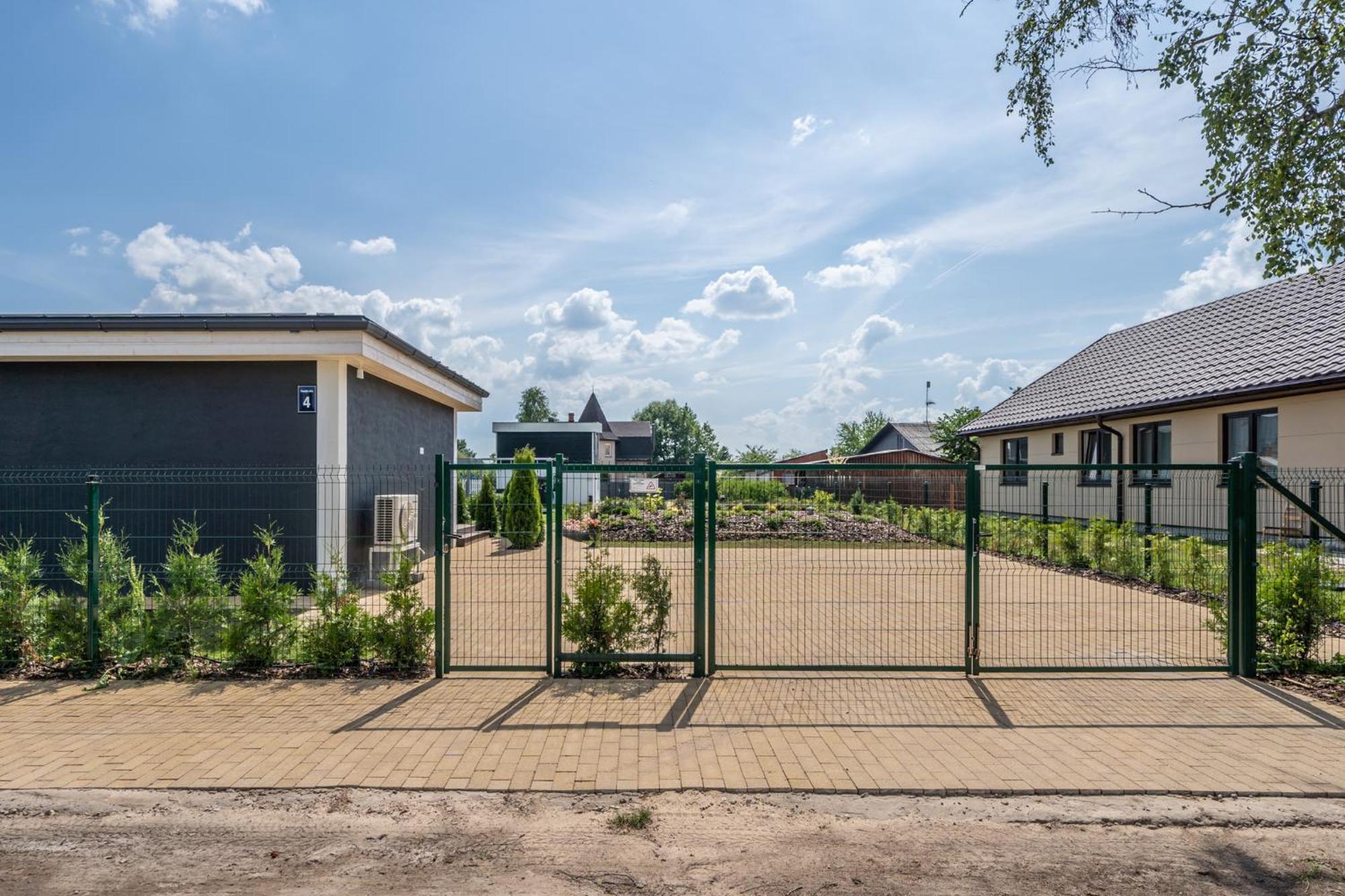 Family Garden Apartments With Free Private Parking & Playground Рига Екстер'єр фото