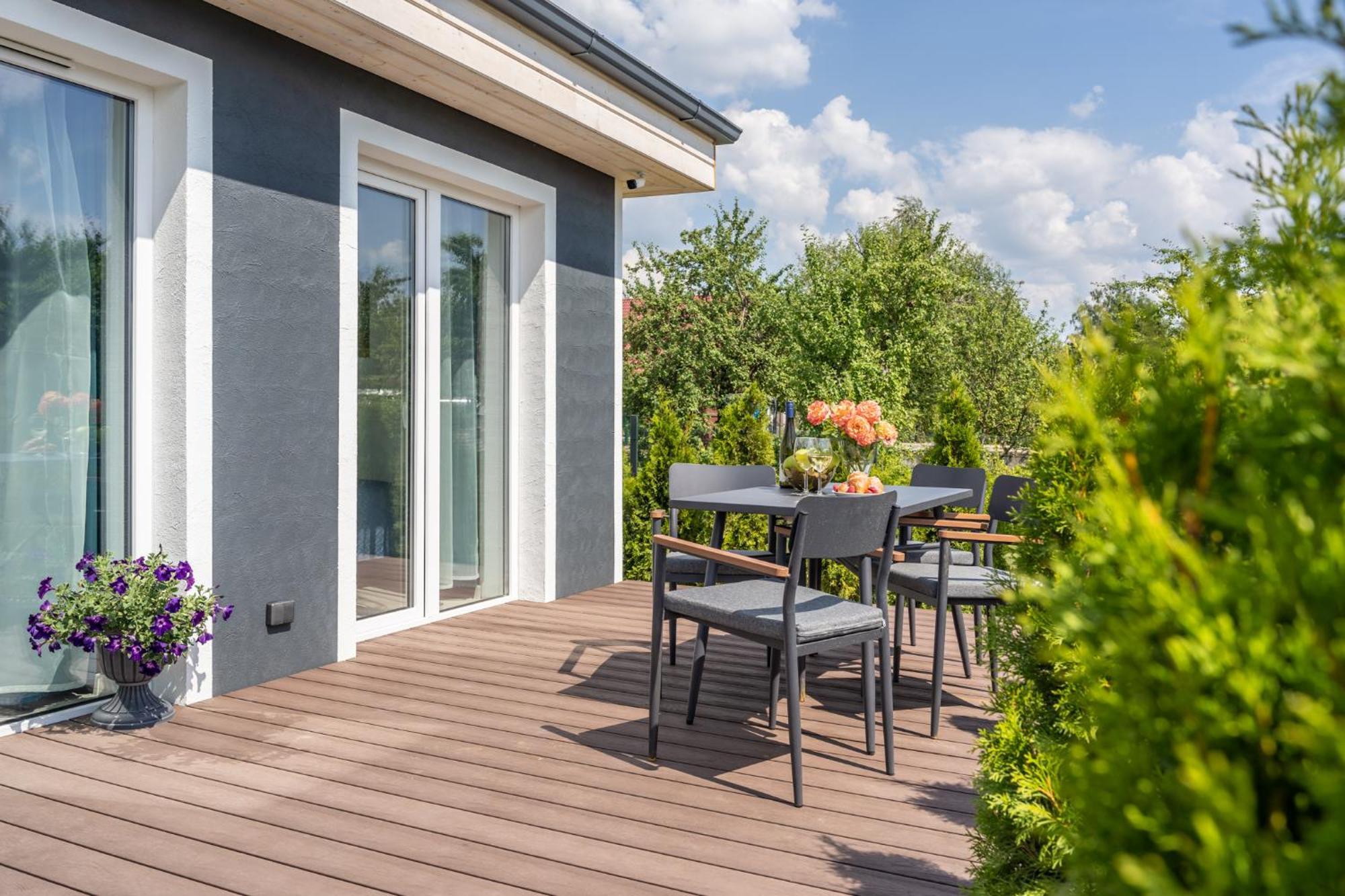 Family Garden Apartments With Free Private Parking & Playground Рига Екстер'єр фото