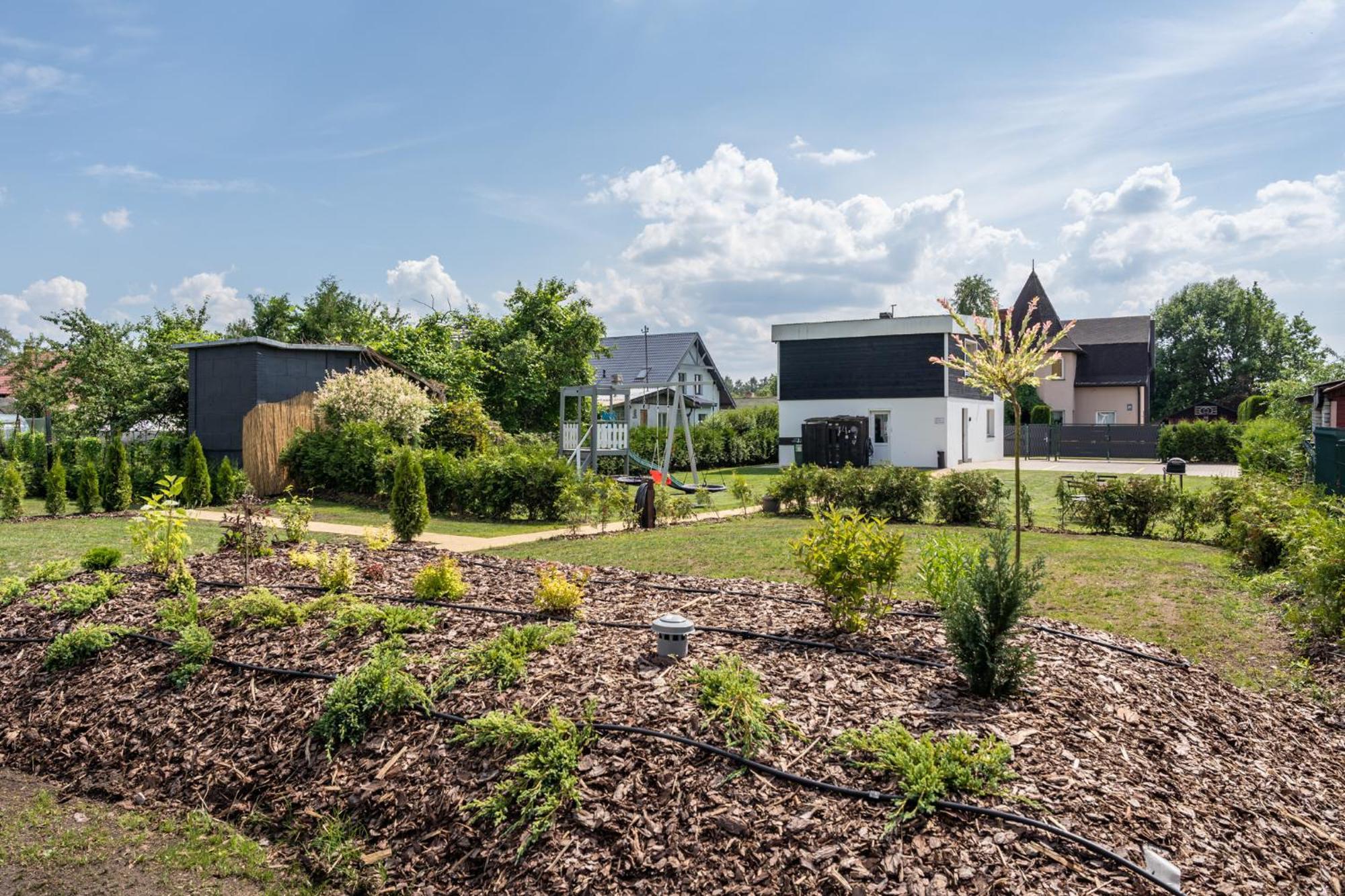 Family Garden Apartments With Free Private Parking & Playground Рига Екстер'єр фото